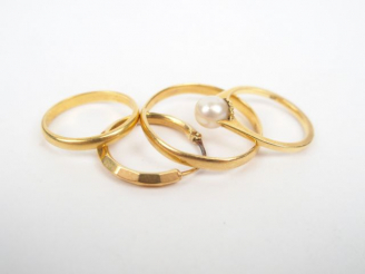 Vente aux enchères 2 alliances, un perce-oreille et une bague ornée d'une perle de cultur
