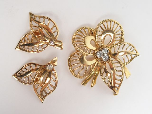 Parure en or jaune et brillants comprenant une paire de boucle d'oreil