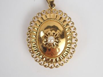 Pendentif Napoléon III en or jaune, décor ajouré, rehaussé en son cent