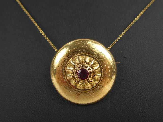 Broche pendentif Napoléon III en or jaune gravé et pierre rose (accide