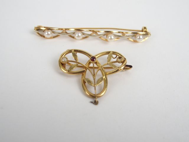 2 différentes broches en or jaune, perles et pierre rose. Poids tel: 5
