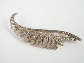 Vente aux enchères Broche en or blanc en forme de plume, rehaussée de strass. Poids tel: 