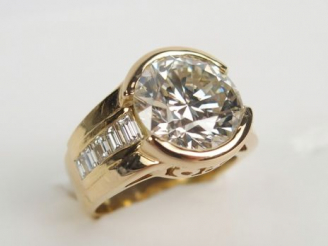 Vente aux enchères Bague ornée d'un diamant taille moderne de 5,19cts J-VS2 dans un demi-