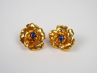 Vente aux enchères CARTIER. Paire de clips d'oreilles en or jaune et saphirs. Signés Cart