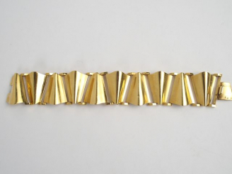 Vente aux enchères CARTIER. Bracelet "Tank" en or jaune, signé, fermoir à cliquet. Numéro