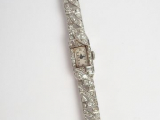 Vente aux enchères Montre bracelet de dame Art déco en platine, pavée de diamants taille 