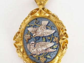 Vente aux enchères Broche XIXe en micromosaïque à décor de colombes en or jaune finement 