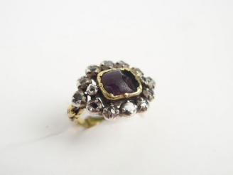 Vente aux enchères Bague ancienne en or jaune et argent, sertie d'une pierre rose (accide