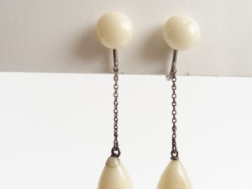 Pendants d'oreilles en métal et ivoire.