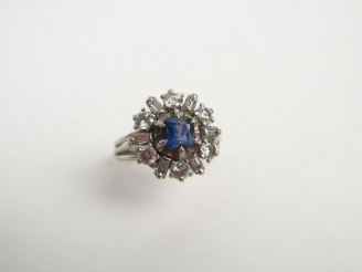 Vente aux enchères Bague monture or blanc, ornée d'un saphir taille coussin de 0,60 cts e