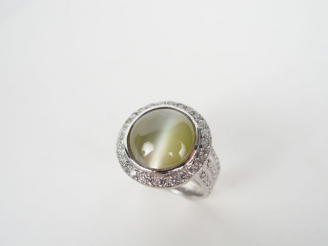 Vente aux enchères Bague moderne, monture or blanc et pavage de brillants, ornée d'un chr