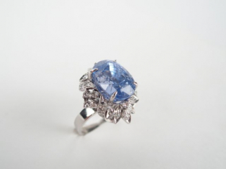 Vente aux enchères Bague en or blanc, ornée d'un saphir de Ceylan de 10 carats environ, e