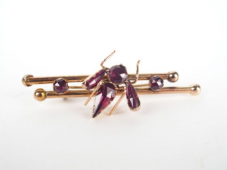Vente aux enchères Broche or jaune, ornée d'une mouche en tourmaline rose. Poids tel: 3,7