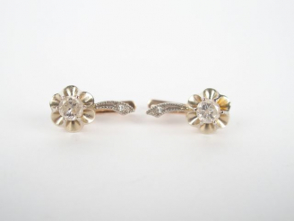 Vente aux enchères Paire de perce-oreilles en or jaune et or blanc ornées de diamants tai