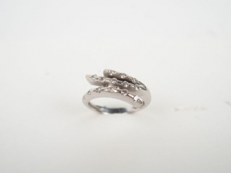 Vente aux enchères Bague moderne monture or blanc, 3 branches rehaussées de brillants. TD