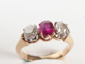 Bague monture or jaune, ornée d'un rubis épaulé de 2 diamants taille a