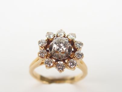 Bague marguerite monture or jaune, ornée d'un brillant de 0,40cts envi