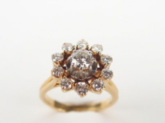 Vente aux enchères Bague marguerite monture or jaune, ornée d'un brillant de 0,40cts envi