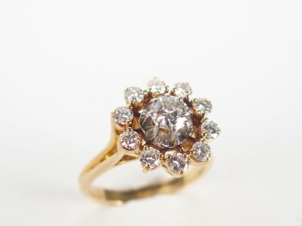 Bague marguerite monture or jaune, ornée d'un brillant de 0,40cts envi