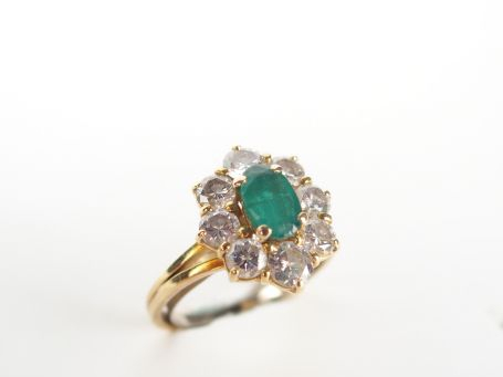 Bague marguerite monture or jaune, ornée en son centre d'une émeraude 