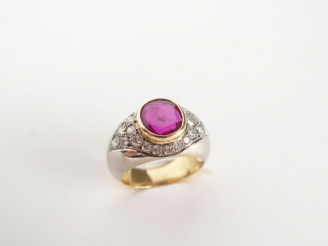 Vente aux enchères Bague 2 tons d'or, sertie en son centre d'un rubis de 1 cts environ, e