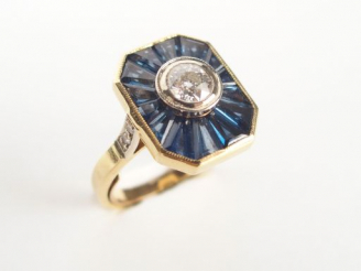 Vente aux enchères Bague années 20-30, monture or jaune ajourée, sertie en son centre d'u
