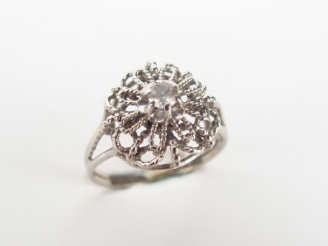 Vente aux enchères Bague monture or blanc ajourée et pierre à l'imitation du diamant. Poi