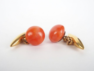 Vente aux enchères Paire de boutons de manchette en or jaune et corail. Poids tel: 6,8gr