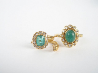 Vente aux enchères Bague marguerite monture or jaune, sertie d'une émeraude cabochon ento