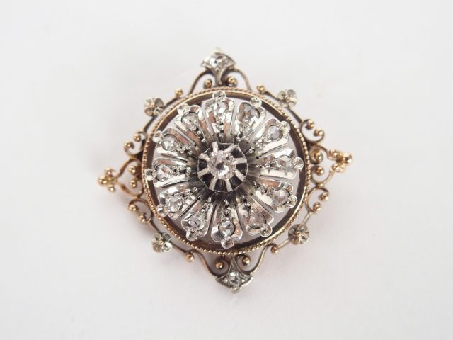 Broche Napoléon III en or jaune et pavage de roses (manque pique). Poi