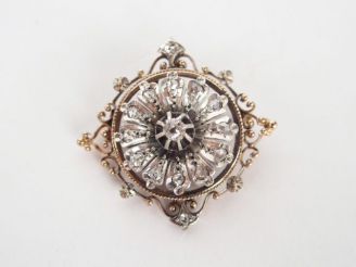 Vente aux enchères Broche Napoléon III en or jaune et pavage de roses (manque pique). Poi