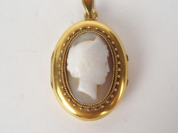 Pendentif porte photo en or jaune, orné d'un camée en son centre "Prof