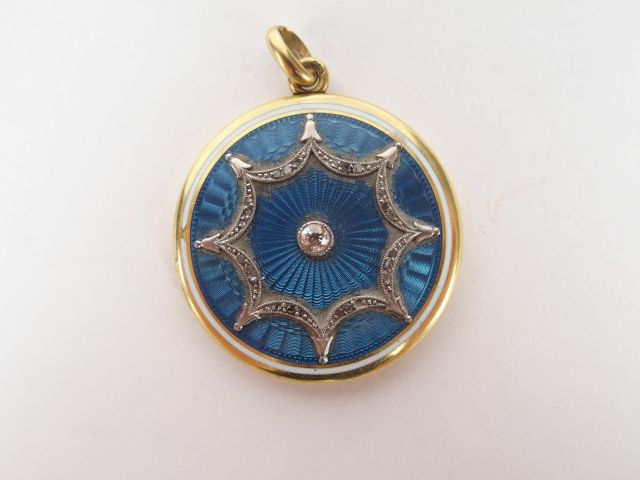 Pendentif porte photo Napoléon III en or jaune, émail et diamants tail