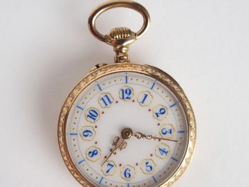 Montre de col de style Louis XVI, décor émaillé rehaussé de petites ro