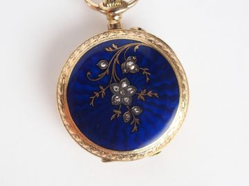 Montre de col de style Louis XVI, décor émaillé rehaussé de petites ro