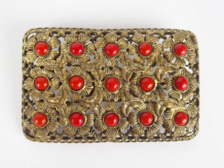 Vente aux enchères Broche en métal doré ajouré, décor de fleurs et de feuillage, rehaussé