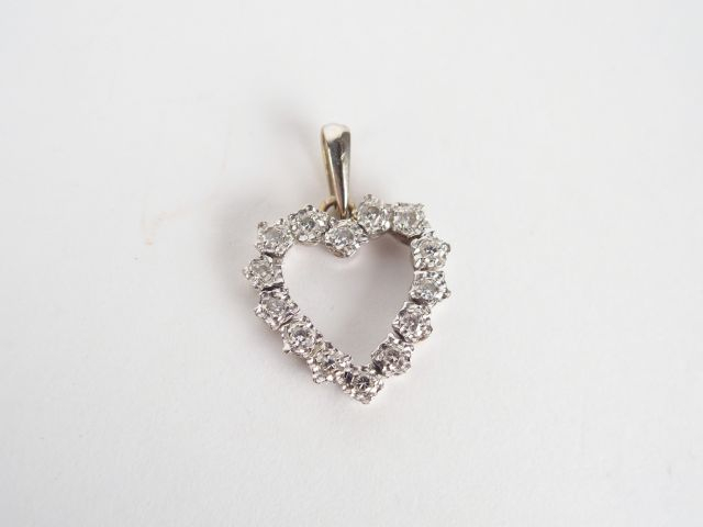 Pendentif monture or blanc en forme de cœur pavé de brillants. Poids t