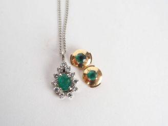 Vente aux enchères Pendentif monture or blanc, ornée d'une émeraude, entourage de brillan