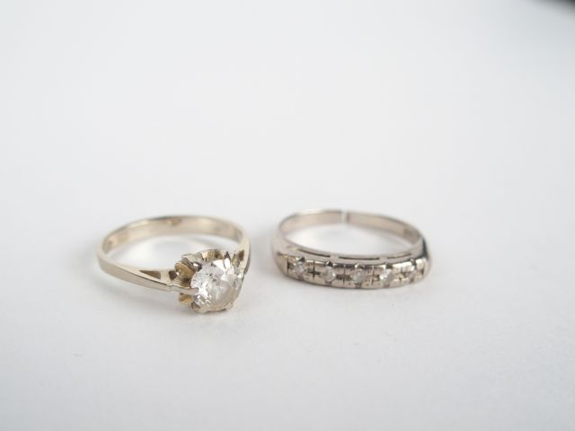 Solitaire monture or blanc, orné d'un diamant taille ancienne de 0,45c