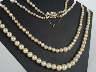 Vente aux enchères Collier de perles de culture disposées en chute, double rang, fermoir 