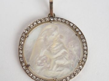 Médaille religieuse en nacre, entourage d'éclats de diamants.