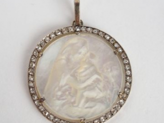 Vente aux enchères Médaille religieuse en nacre, entourage d'éclats de diamants.