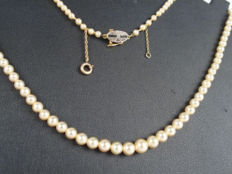 Vente aux enchères Collier de perles disposées en chute, fermoir or jaune, éclats de saph