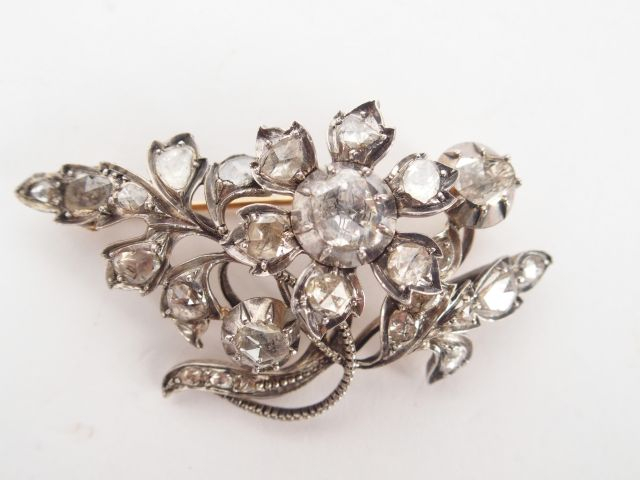 Broche monture or, en forme de branche fleurie pavée de diamants taill