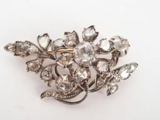 Vente aux enchères Broche monture or, en forme de branche fleurie pavée de diamants taill