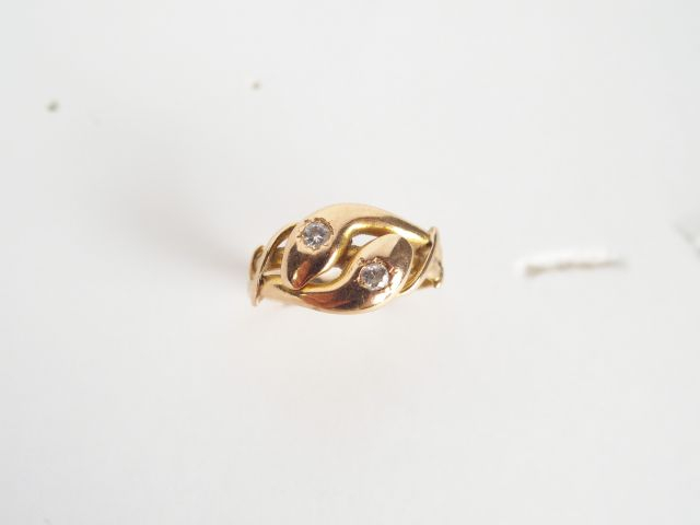 Bague en or jaune formée de 2 serpents entrelacés et ornés de 2 diaman