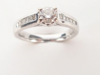 Vente aux enchères Bague monture or blanc, ornée d'un brillant de 0,20cts environ et soul
