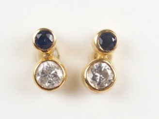 Vente aux enchères Paire de perce-oreilles ornées de brillants et pierres bleues. Poids t
