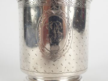 Timbale sur talon en argent, poinçon Minerve, décor guillauché, monogr