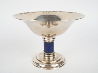 Vente aux enchères PUIFORCAT. Coupe en métal argenté, pied coloré à l'imitation du lapis 